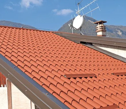 colocarpaneldesandwichdeimitaciondetejaenhospitaletdellobregat barcelona 1920w