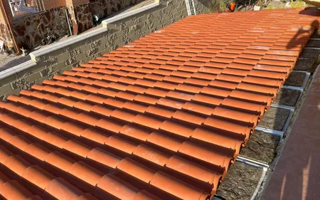 instalacio ndetejadoconpanelesdesandwichytejaenviviendaunifamiliardehospitaletdellobregat 455w