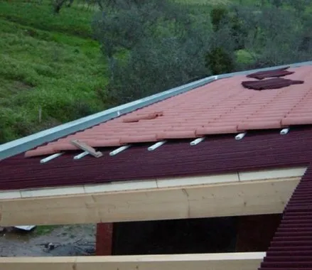 montajedeondulinebajotejaconcubiertadepanelsandwichenhospitaletdellobregat barcelona 1920w