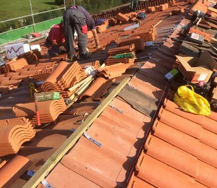 sustituciondetejasrotas danadasomanchadasenhospitaletdellobregat barcelona 1920w